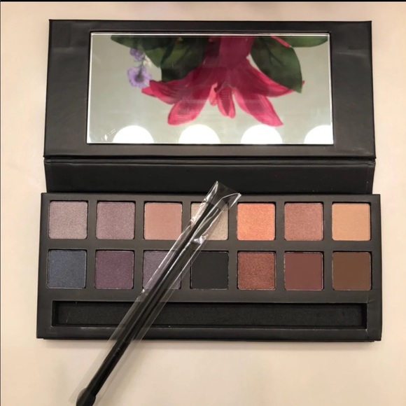 Neutral Eyeshadow Palette - Picture 3 of 4